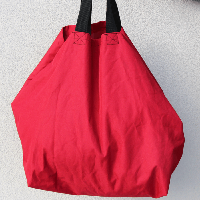 Grosseinkäufe farblich sortiert - rote Tasche Schnittmuster