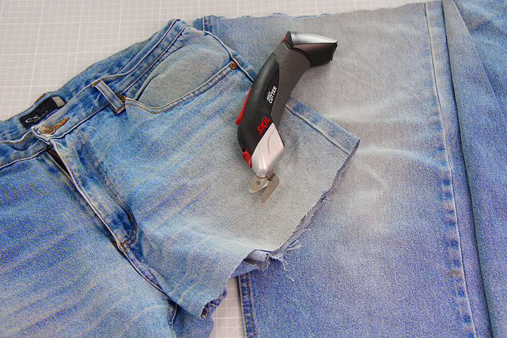 Handtasche aus alter Jeans nähen - 03 Elektroschere