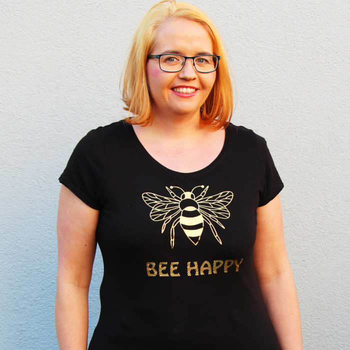 Plotterdatei Biene mit Sprüchen - Tragebild Bee happy