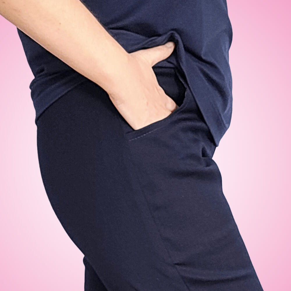 Schnittmuster Stretch-Hose Kate mit Fake-Reissverschluss - Tragebild Fokus auf Eingrifftasche