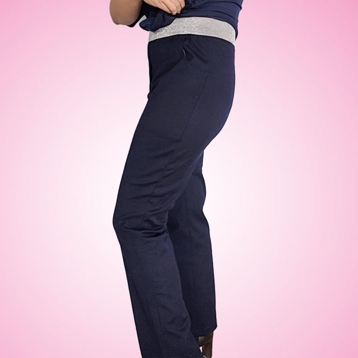 Schnittmuster Stretch-Hose Kate mit Fake-Reissverschluss - Tragebild von der Seite