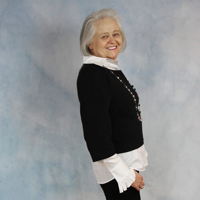 Pullover Romy Schnittmuster - Tragebild von der Seite mit Bluse