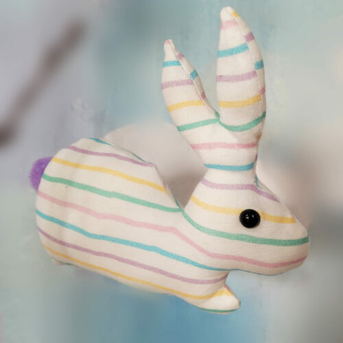 Funny Bunny nähen für Ostern Schnittmuster - pastell gestreifter Funny Bunny von schräg vorne