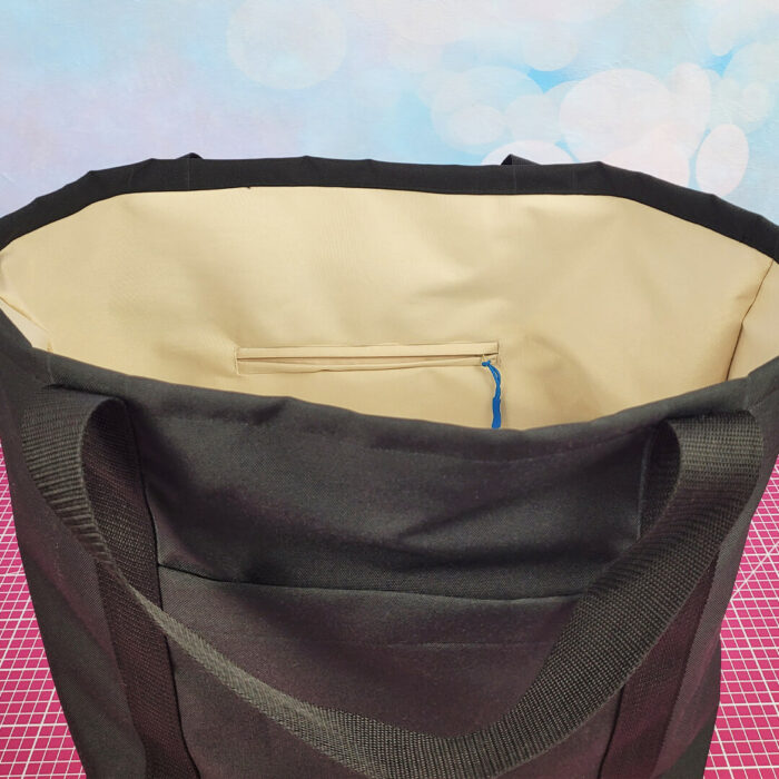 Tasche Kairo Schnittmuster - Schräg oben mit Blick auf Paspeltasche mit Reissverschluss