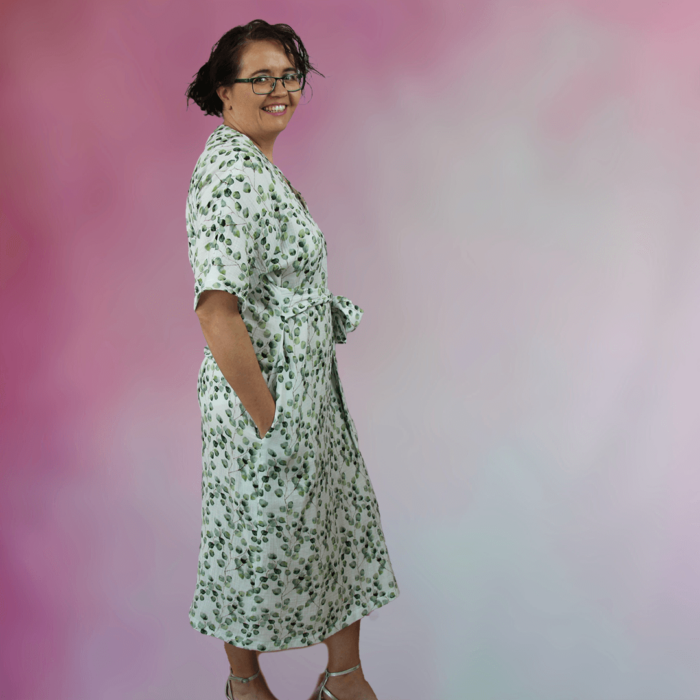 Sommerkleid Miranda Schnittmuster - Kleid aus Musselin von der Seite vorne gebunden Hände in den Taschen