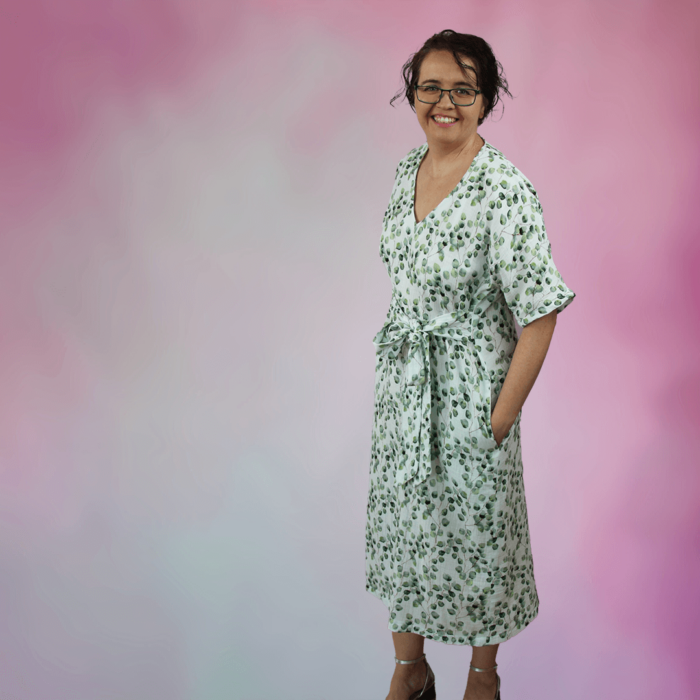 Sommerkleid Miranda Schnittmuster - Kleid aus Musselin von schräg vorne vorne gebunden Hände in den Taschen
