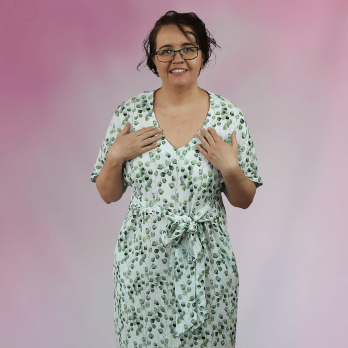 Sommerkleid Miranda Schnittmuster - Kleid aus Musselin vonvorne vorne gebunden Fokus auf V-Ausschnitt