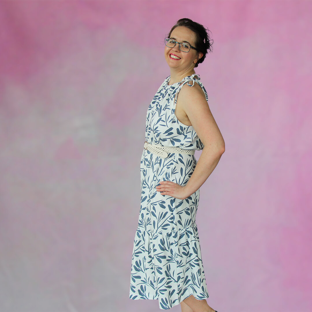 Einfaches Sommerkleid selber nähen für Anfänger - von der Seite mit Gürtel