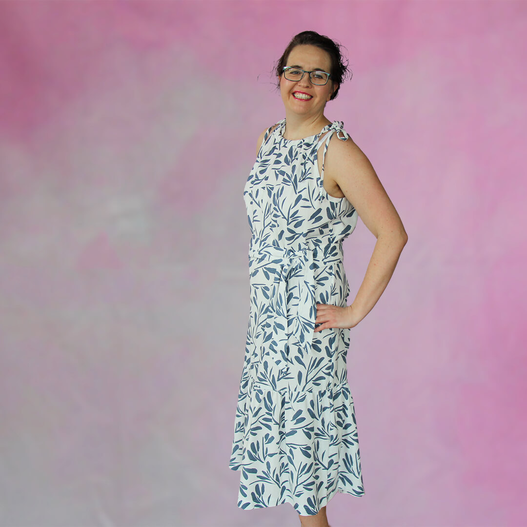 Einfaches Sommerkleid selber nähen für Anfänger - von schräg vonre mit Bindeband
