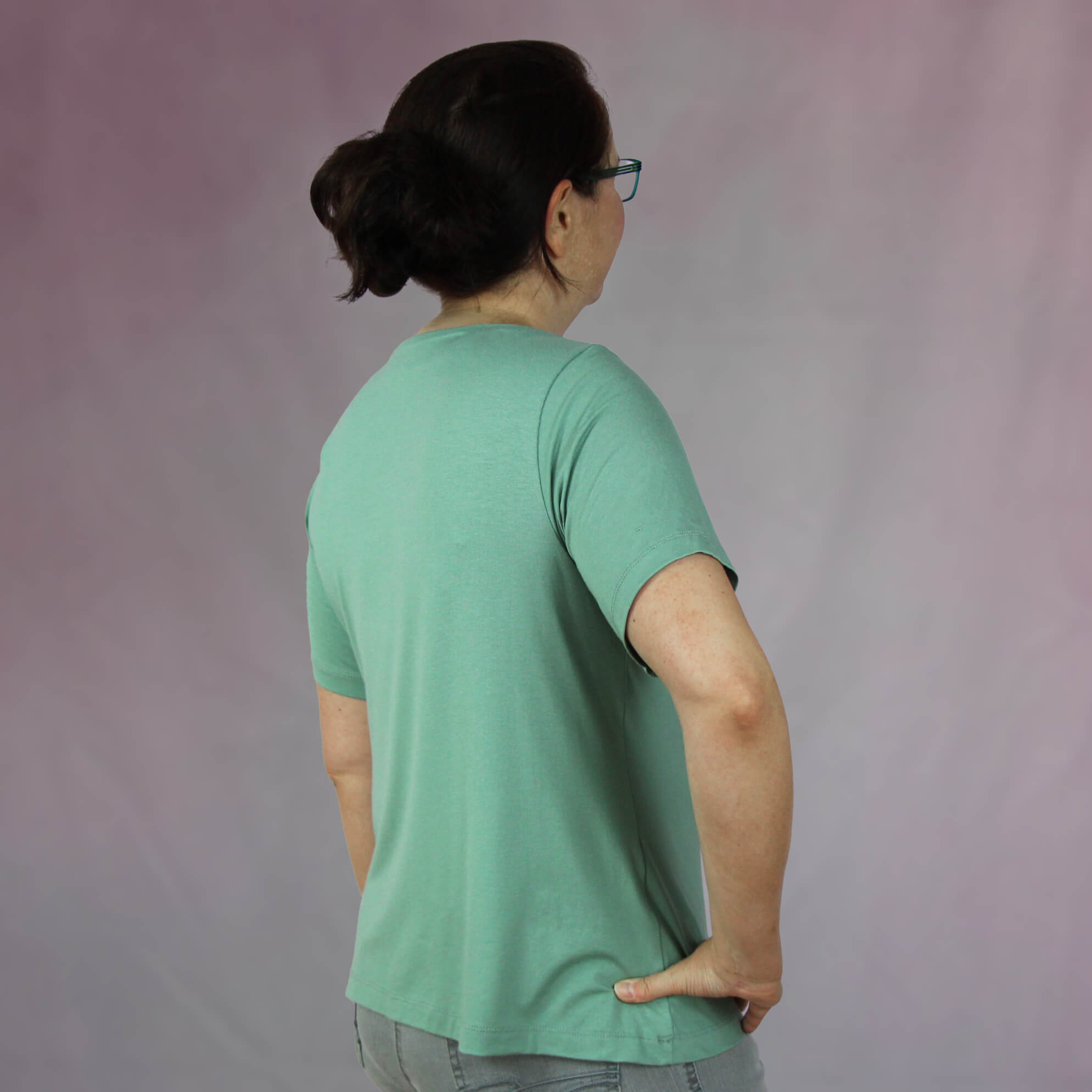 T-Shirt Selina mit Wasserfallausschnitt Tragebild von schräg hinten