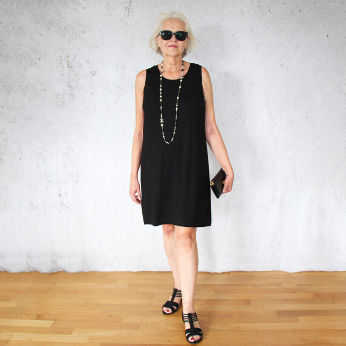 Einfaches Sommerkleid Paula - Ute schwarz mit Sonnenbrille