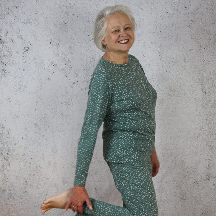Schlanfanzug Klara für Damen Schnittmuster - Sie - grüner Schlafanzug von der Seite