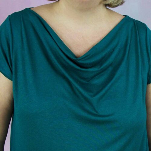 Jerseykleid Lana mit Wasserfallausschnitt - Ausschnitt ohne Gesicht