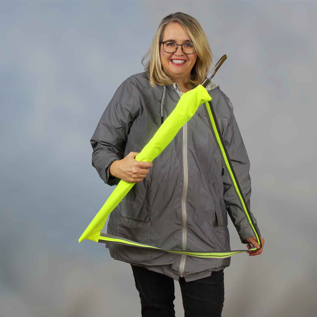 Regenschirmtasche Derry nähen mit Freebie Schnittmuster- in der Hand