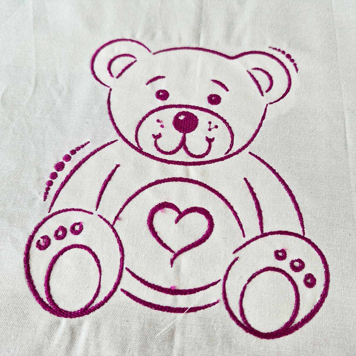 Stickdatei Teddy mit Herz gestickt
