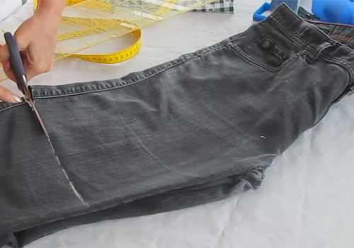 02-jeansbeine-abschneiden-tasche-naehen-aus-alter-jeans