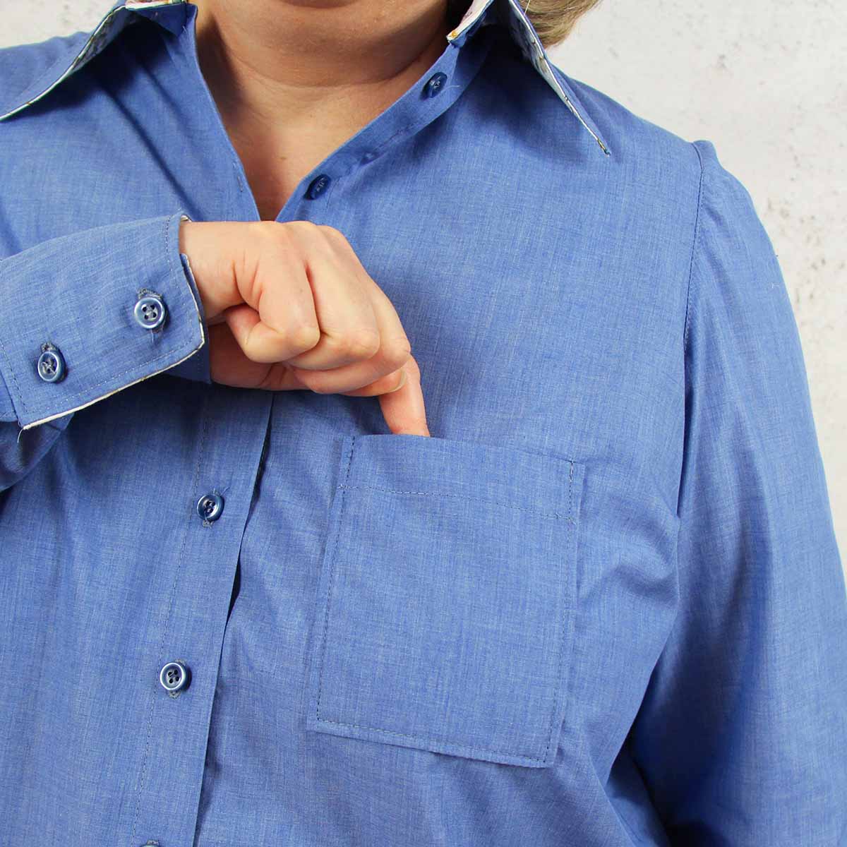 Detailaufnahme einer selbstgenähten Hemdbluse mit Brusttasche und feinen Nähten