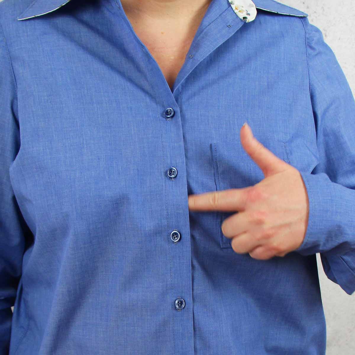 Detail der Knopfleiste einer Hemdbluse mit sauber gearbeiteten Knöpfen