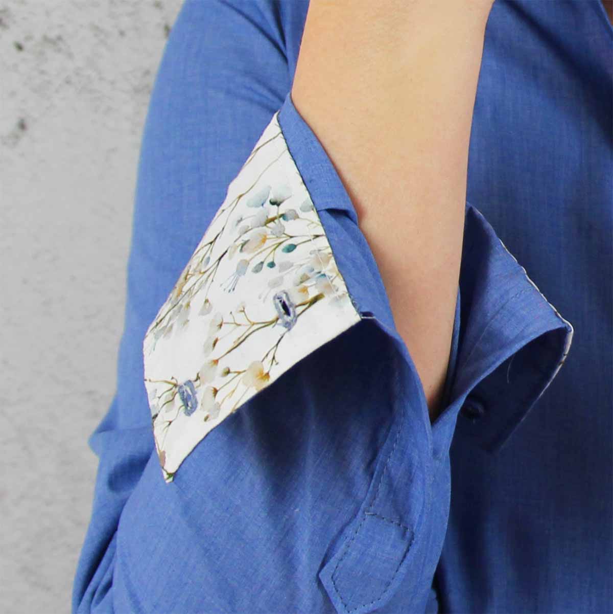 Ärmelmanschette mit Kontraststoff und sauberer Verarbeitung an einer Hemdbluse