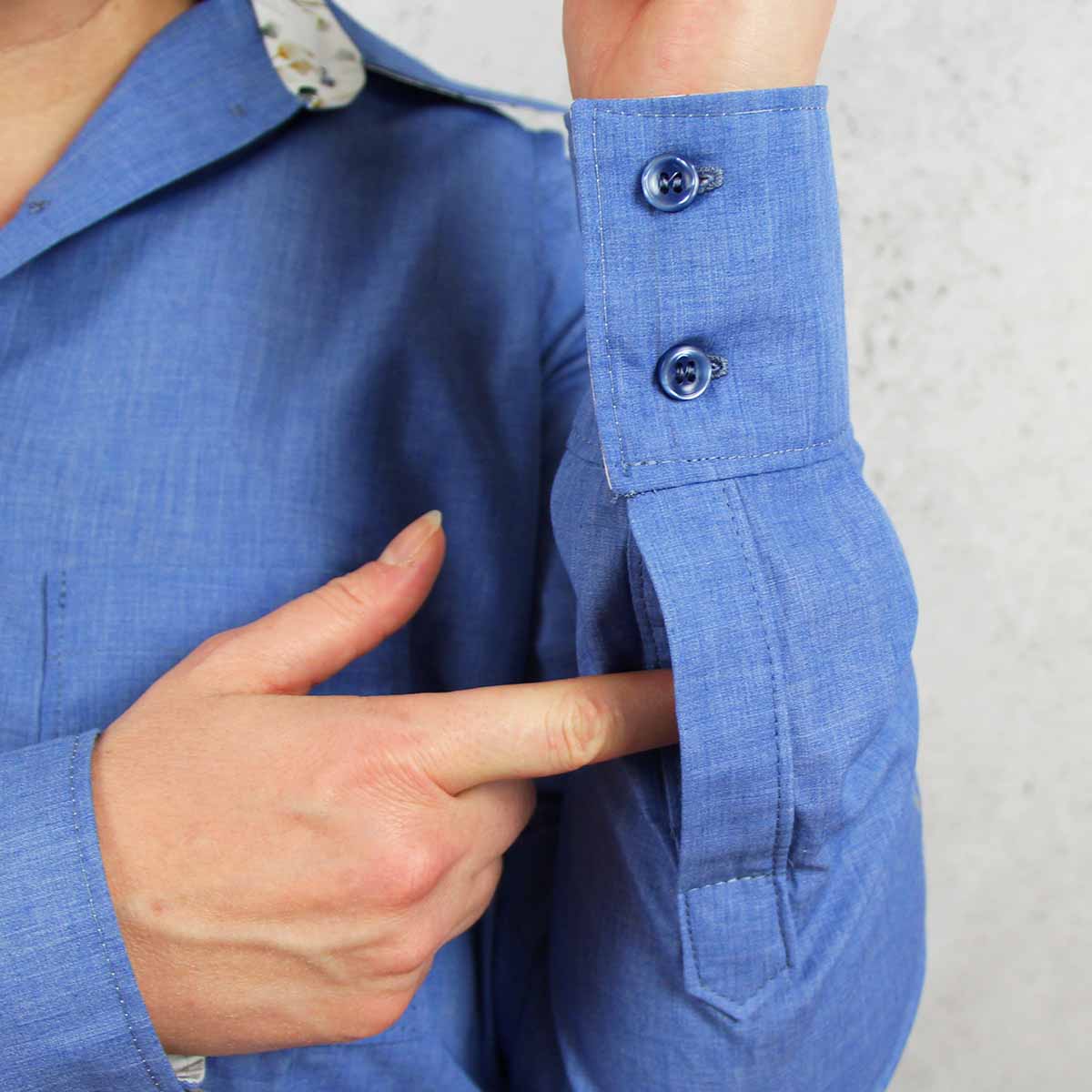 Detail eines Manschettenschlitzes am Ärmel einer Hemdbluse präzise genäht