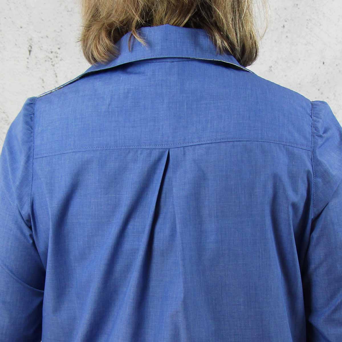 Rückenansicht mit Passe und Falte für eine bequeme Passform der Hemdbluse
