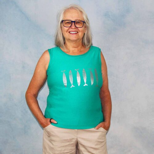 Frau trägt Shirt mit Plotterdatei Fische im Ethno-Stil im maritimen Look