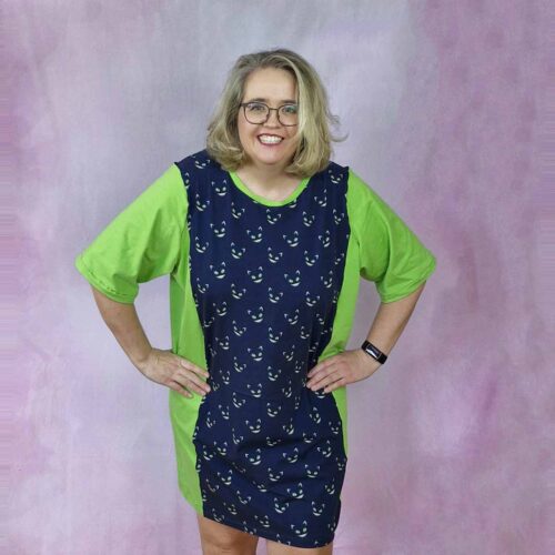 Oversize Shirtkleid Schnittmuster Alva aus Katzenstoff mit giftgruenem Seitenteil