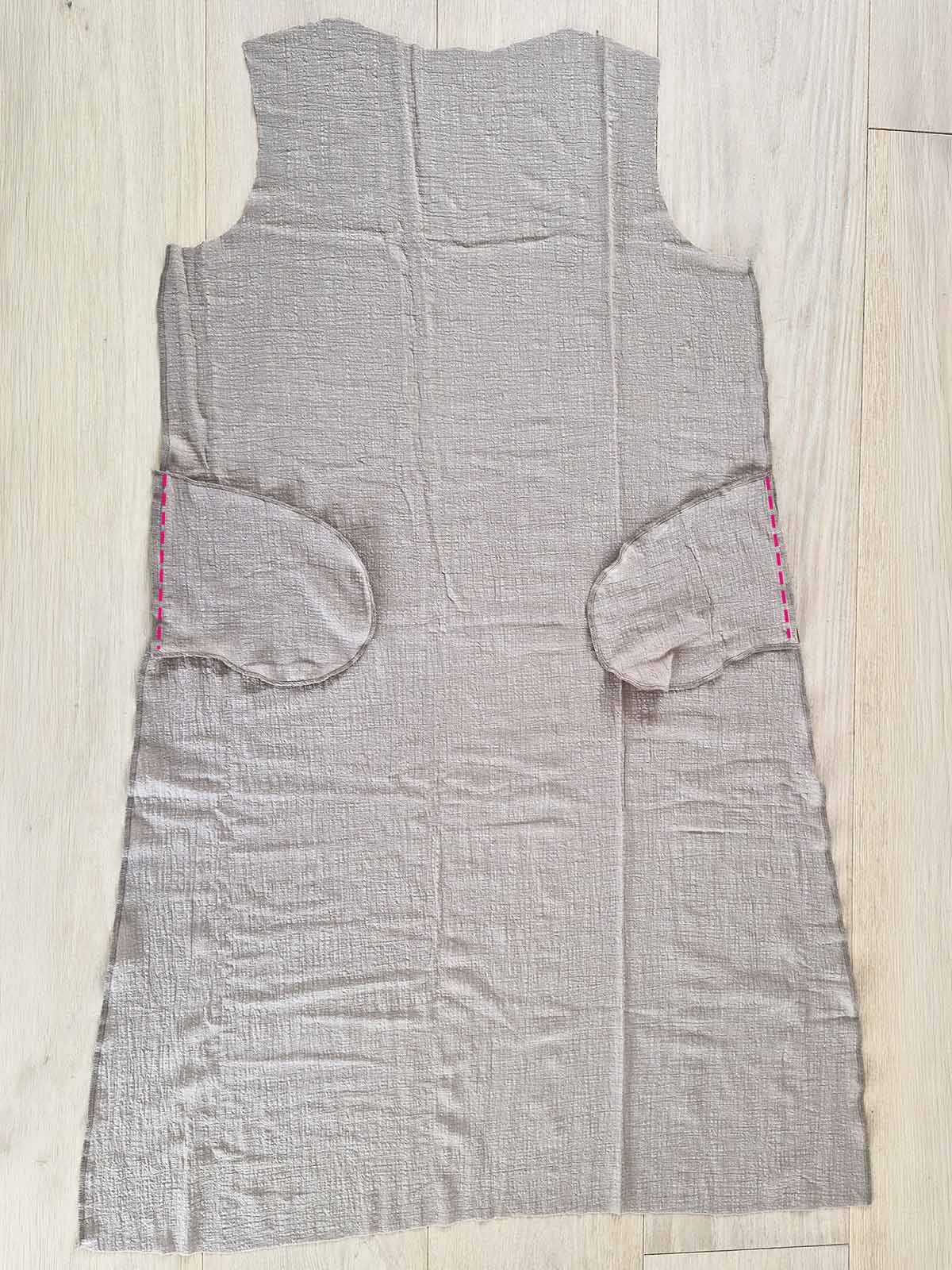 Angenähter Taschenbeutel beim Leinenkleid Maya