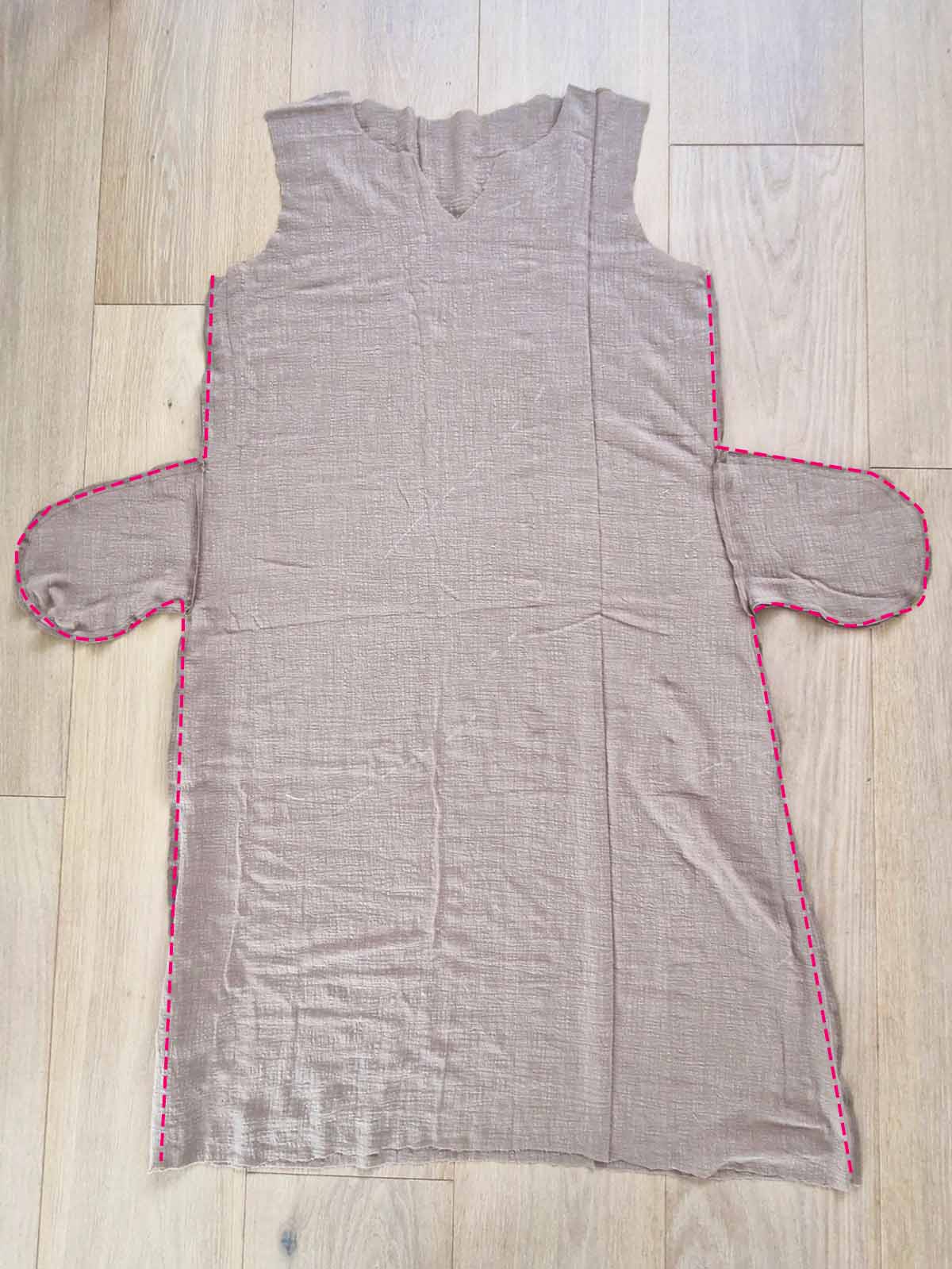 Seitennähte beim Leinenkleid Maya mit Taschen schliessen