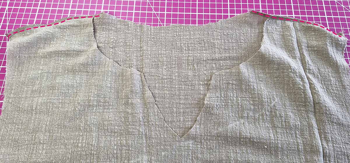 Schulternähte beim Schnittmuster Kleid Maya schliessen
