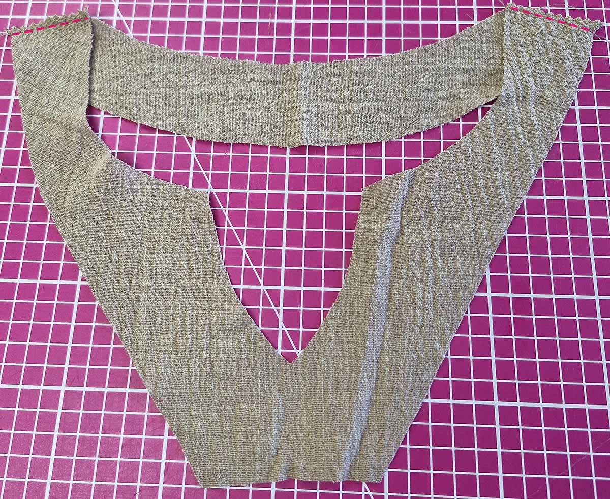 Halsblende beim Schnittmuster Kleid Maya vorbereiten