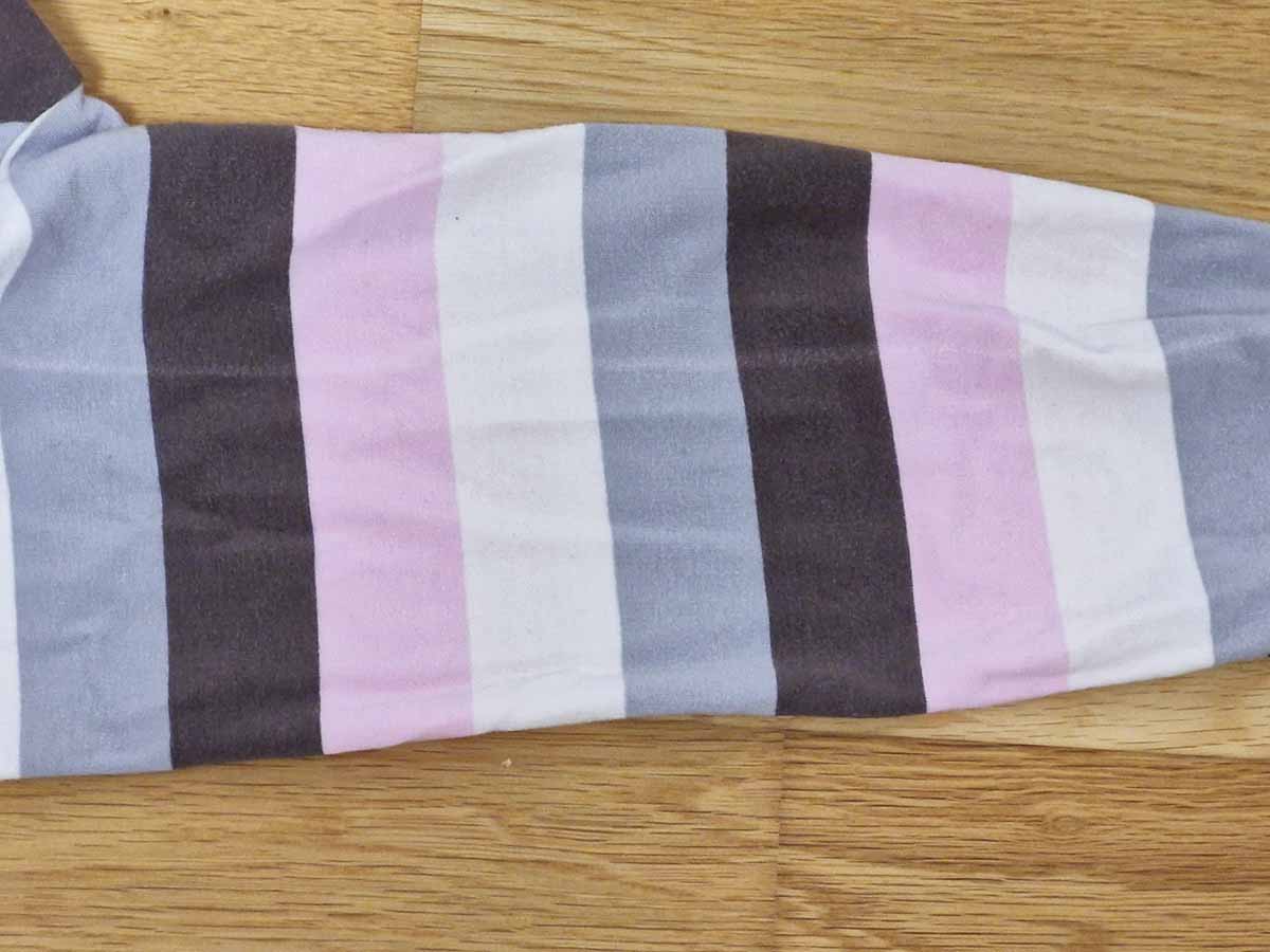 Ausgebleichte Stoffkante am Hoodie erkennen Ausgebleichte Stoffkante an einem gestreiften Hoodie als Beispiel für nachlassende Stoffqualität