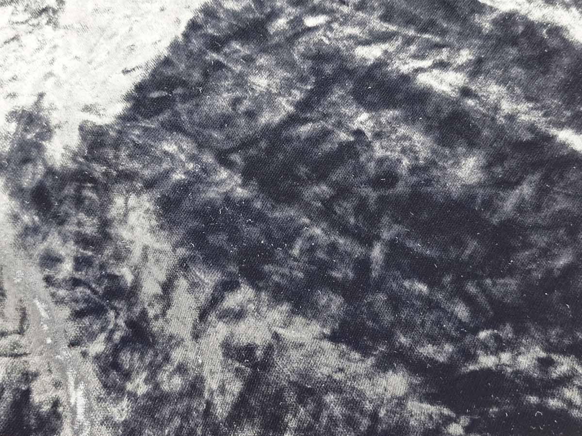 Strichrichtung beim Stoffkauf beachten Dunkler Stoff mit sichtbarer Strichrichtung und unterschiedlich wirkender Oberfläche