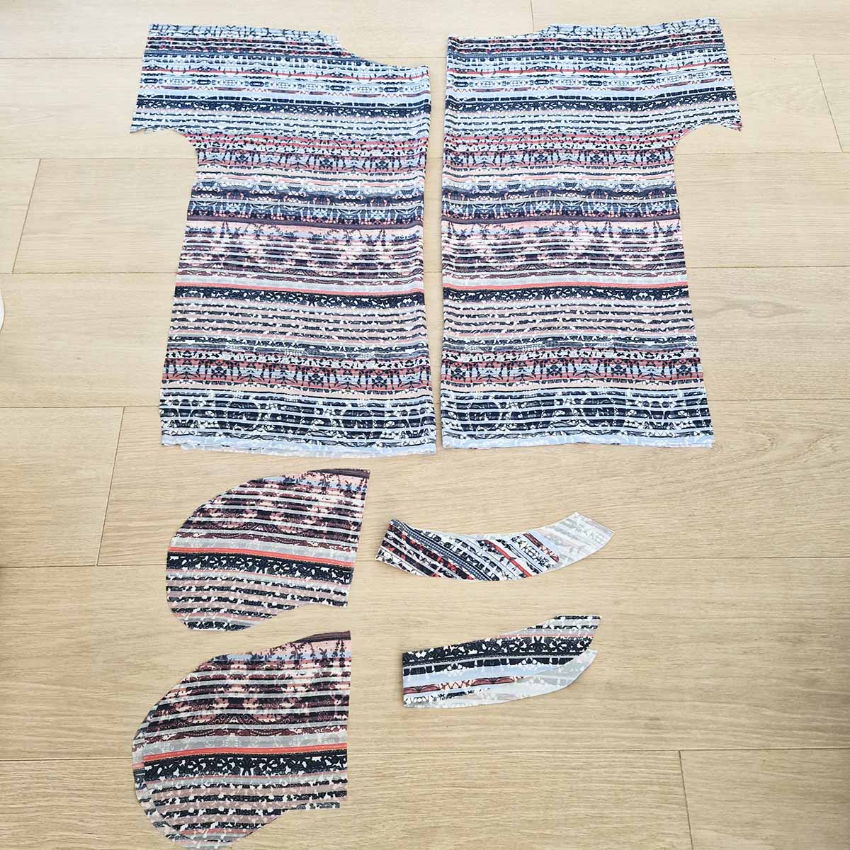 Schnittteile für ein einfaches Kleid aus Webware nähen
