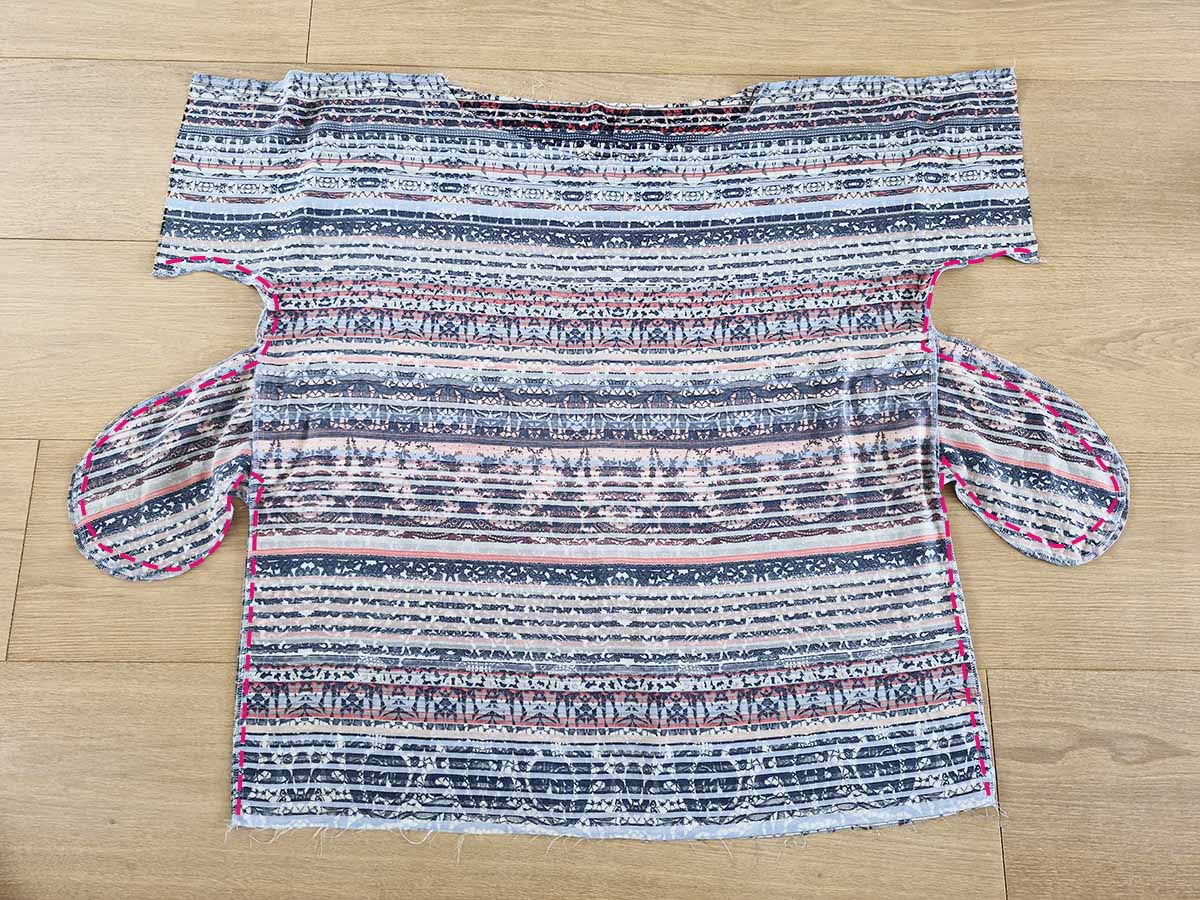 Seitennähte und Nahttaschen beim Kleid aus Webware schliessen