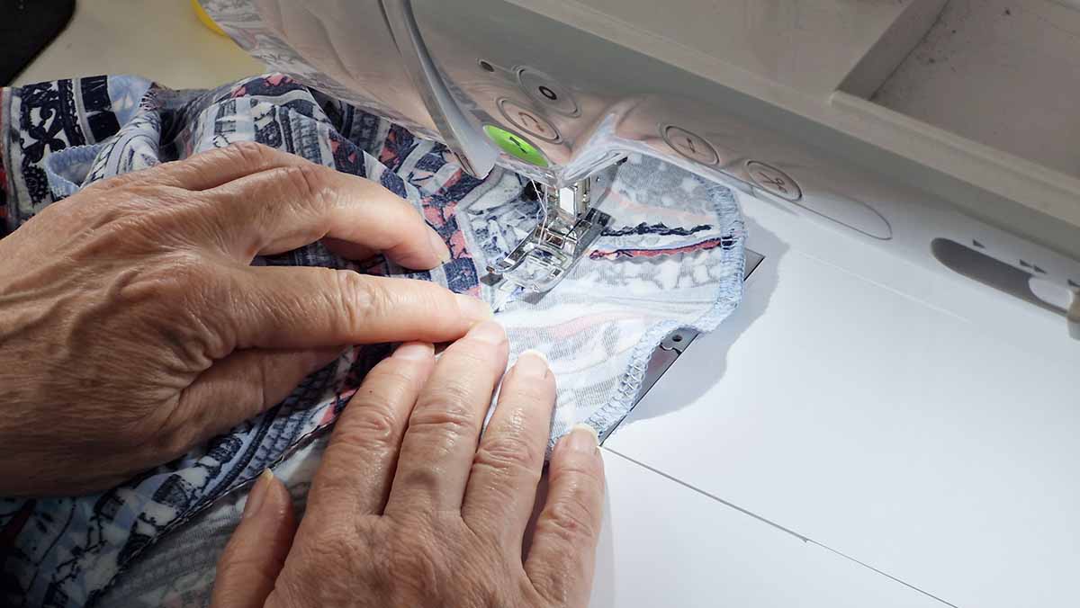 Halsblende beim Kleid aus Webware untersteppen